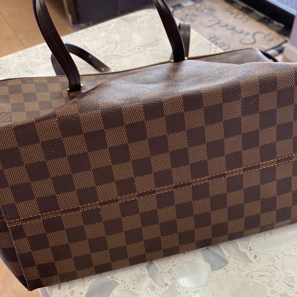 Louis Vuitton - Picture 3 of 8